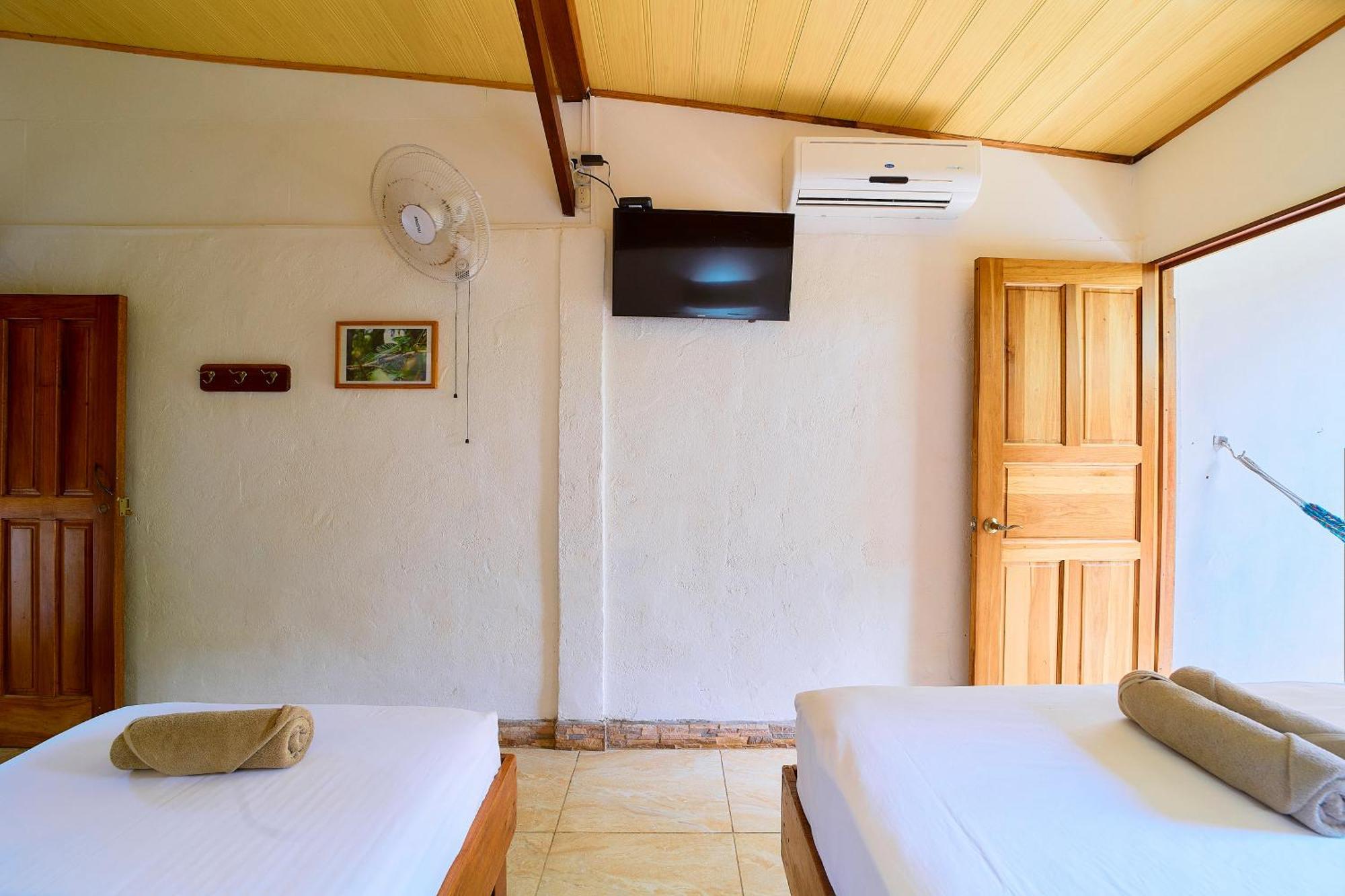 Puerto Viejo de Talamanca Cabinas Montesol מראה חיצוני תמונה
